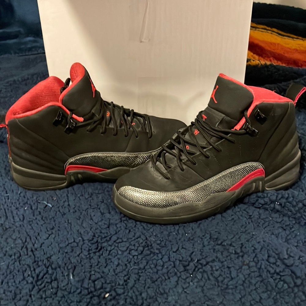 Air Jordan Retro 12. Kids 7y. Color black, pink and gray.